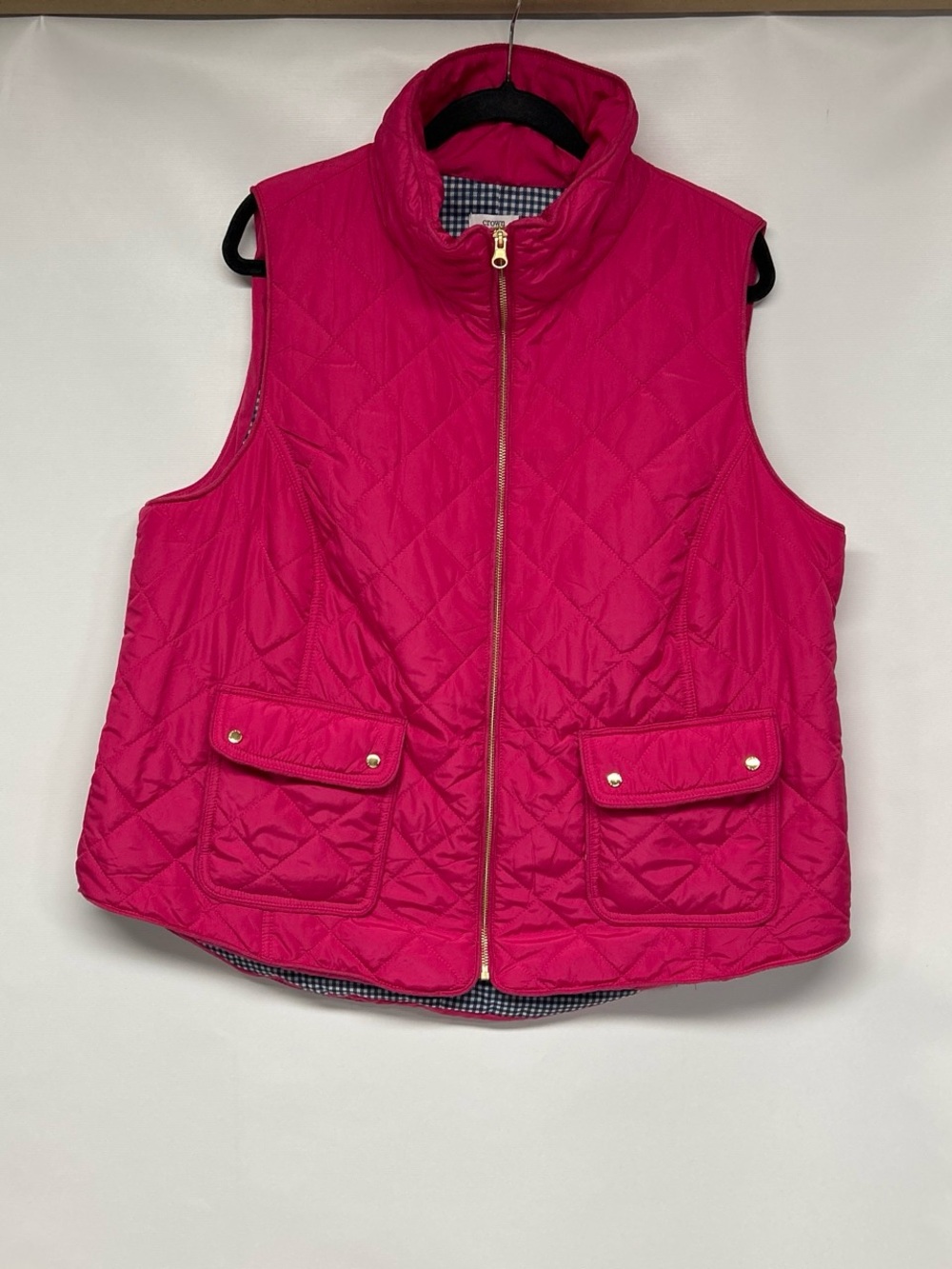 crown & ivy Quilted Zip-Front Vest in Fuchsia